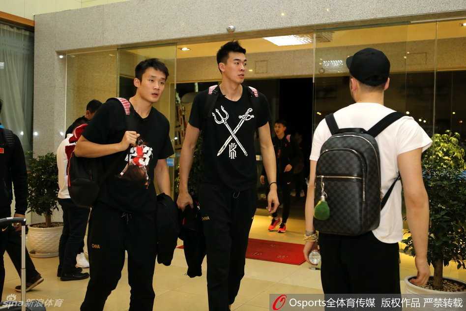 中国男篮兵发海埂 众将为里约奥运积蓄力量 已经抵达酒店的队员们在大堂内稍作聚集,虽然主教练尚未归位,但领队和助理教练正在有序地安排事务,这支年轻的队伍即将在高原开启挥汗如雨的奥运冲刺模式。