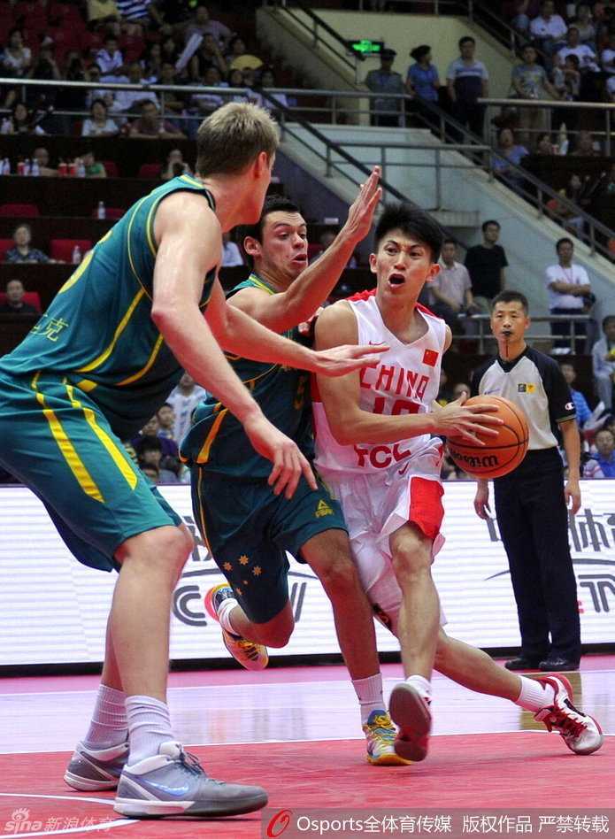 场下的刘晓宇身穿休闲西装，帅气逼人，面对镜头露出阳光温暖的笑容