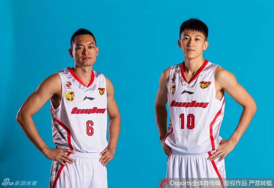 刘晓宇身穿红色国家队战袍在场上积极防守，手臂肌肉线条分明，眼神紧紧盯着对手