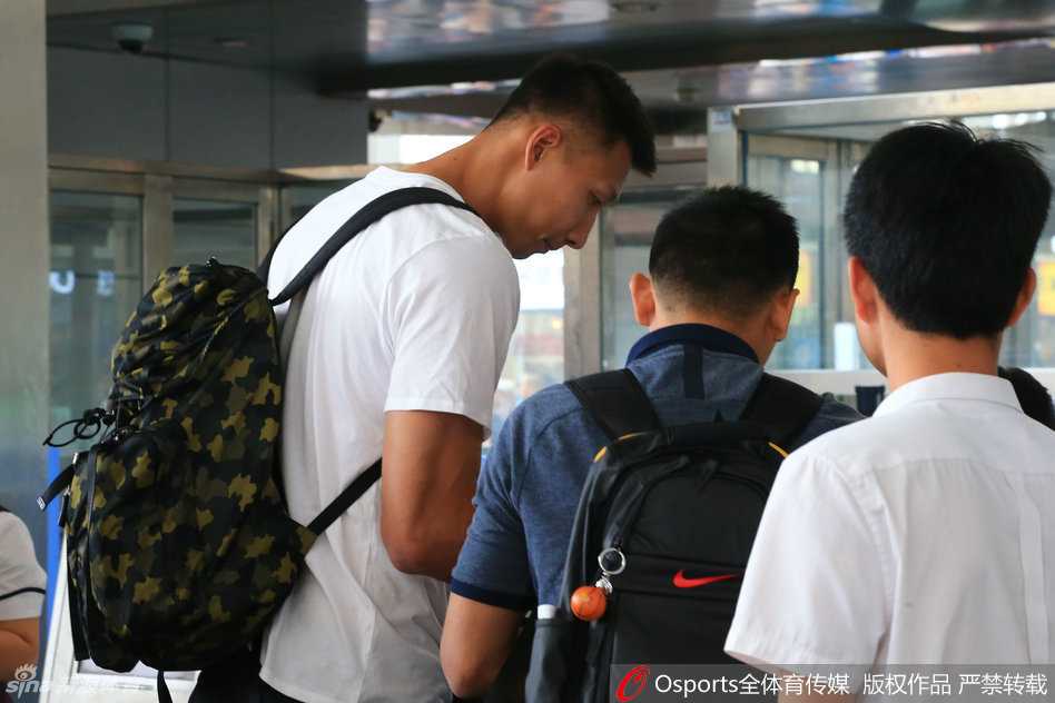 易建联与胡雪峰在场边偶遇，两人低头交谈，仿佛在分享着彼此在联赛与国家队之间的心得