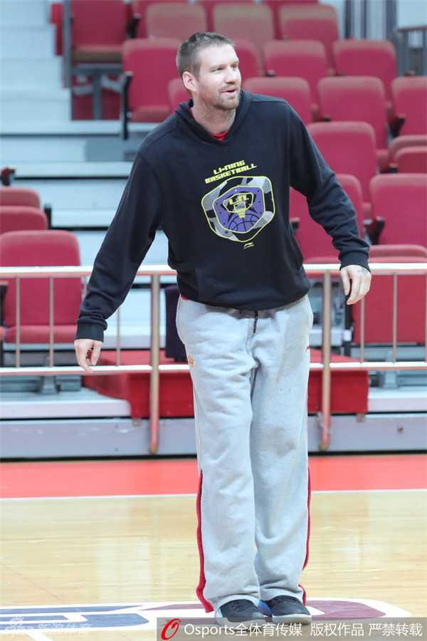 中国男篮职业联赛第十九轮前瞻:辽宁衡润队训练备战 兰多夫发型随意似邻家大男孩 兰多夫咧嘴露出憨厚笑容,满头蓬松卷发随着跑动轻轻颤动,亲和力十足