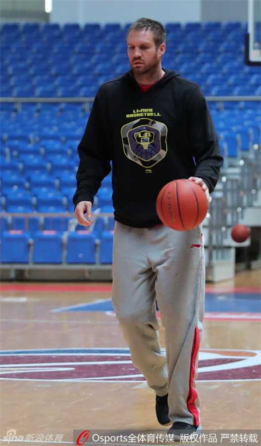 中国男篮职业联赛第十九轮前瞻:辽宁衡润队训练备战 兰多夫发型随意似邻家大男孩 兰多夫运球穿越半场,体前变向衔接背后绕球,人球结合能力堪比小个子后卫
