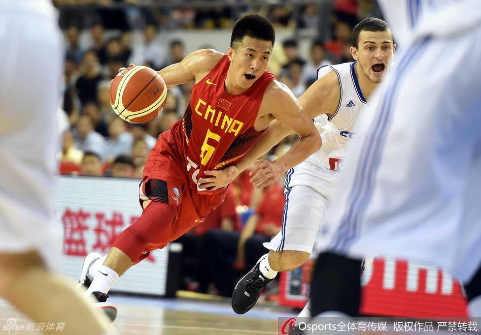 中国男篮黄金一代的冲锋号角 郭艾伦面对严密防守,毫无惧色,脚下发力,正欲强行突破眼前的防线。