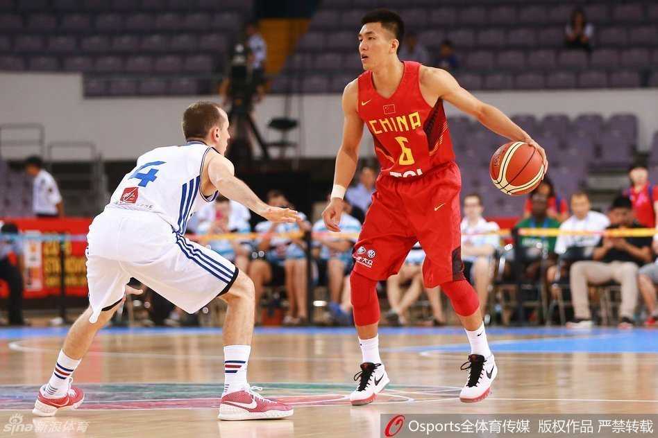 中国男篮黄金一代的冲锋号角 郭艾伦沉着地运球推进,双眼不断扫视场上队友的跑位,大脑飞速运转观察局势。