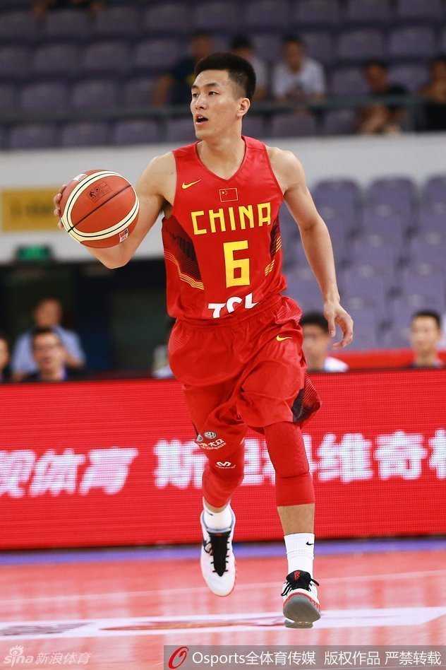 中国男篮黄金一代的冲锋号角 郭艾伦重心压得极低,稳健地控制着球权,正在寻找最有利的传球或进攻时机。