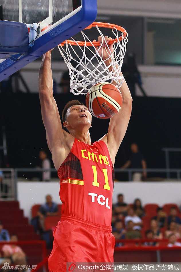中国男篮黄金一代的冲锋号角 易建联高高跃起,以一记势大力沉的暴扣终结进攻,对手只能望球兴叹,目睹这一幕。
