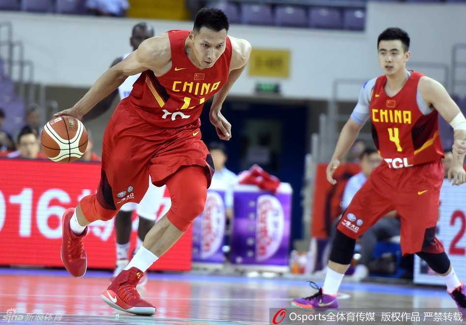 中国男篮黄金一代的冲锋号角 易建联犹如战场指挥官,挥手指明了球队进攻的方向,吹响了全线冲锋的号角。