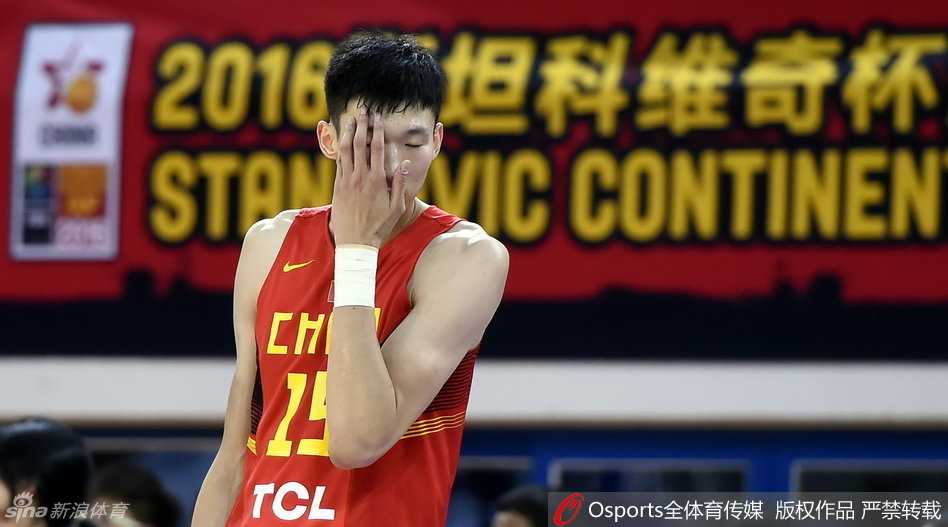中国男篮黄金一代的冲锋号角 周琦神情落寞地站在场边,眼神中透露出对刚才失误的不甘与深深的自责。