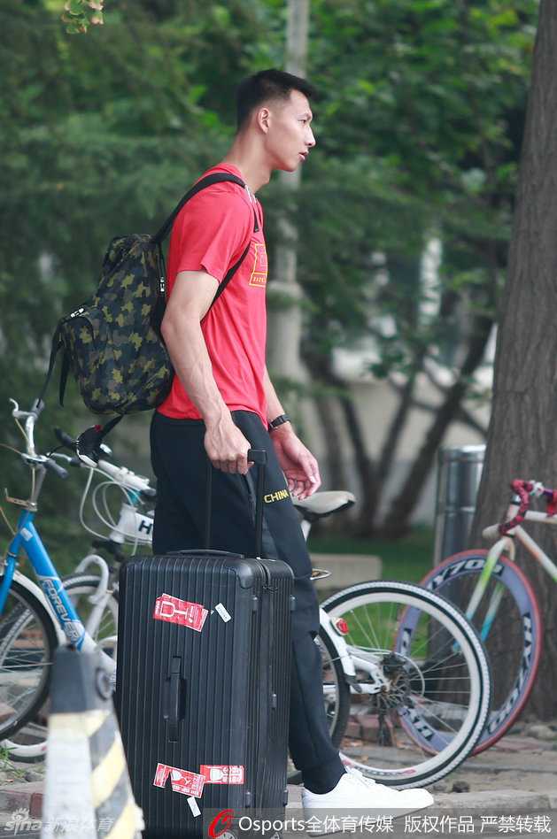 中法男篮宜兴对抗赛前瞻:宫鲁鸣挂帅众将出征,逆转取胜显强队风范 主帅宫鲁鸣在场边指导郭艾伦,他神情专注,手指战术板,似乎在布置着开场后的关键战术,旁边的郭艾伦认真聆听。