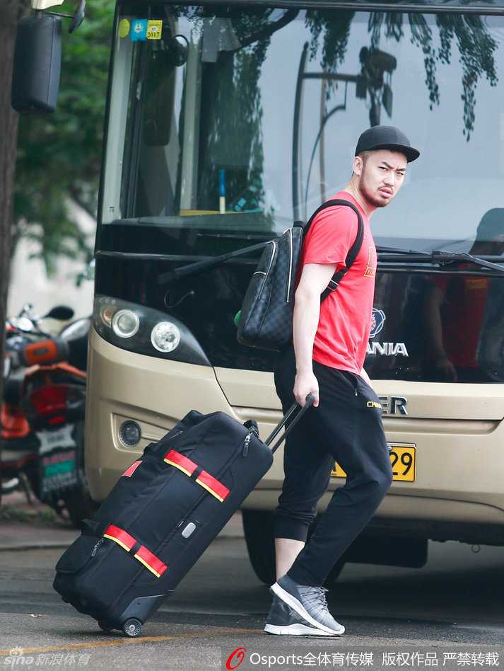 中法男篮宜兴对抗赛前瞻:宫鲁鸣挂帅众将出征,逆转取胜显强队风范 丁彦雨航在侧翼持球面对防守,他利用节奏变化试图突破,肌肉线条在对抗中显得格外明显,充满了力量感。