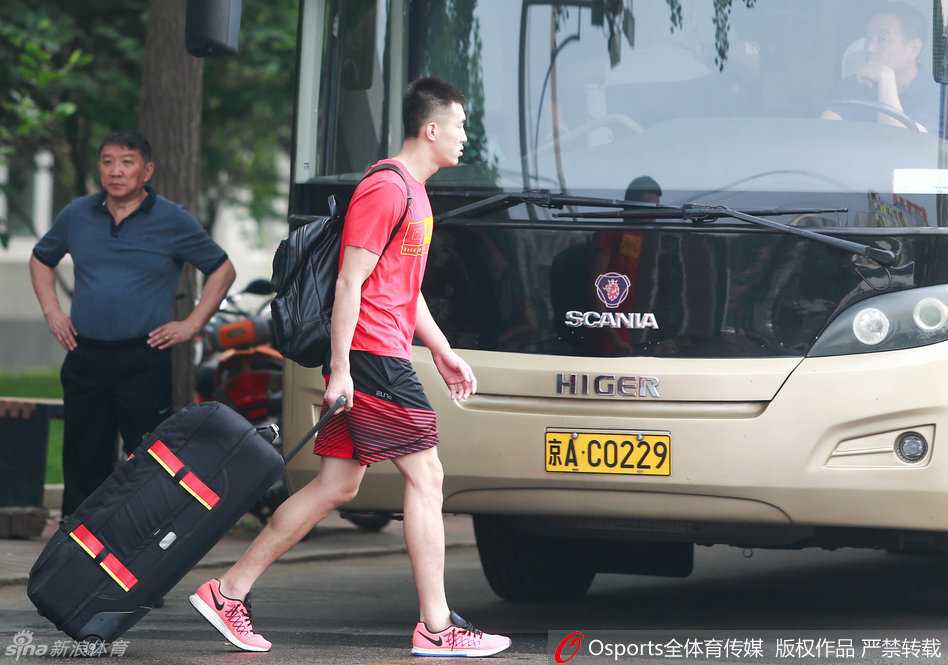 中法男篮宜兴对抗赛前瞻:宫鲁鸣挂帅众将出征,逆转取胜显强队风范 易建联在比赛中高高跃起,迎着法国防守球员上演单手劈扣,强大的气场让对手只能望球兴叹。