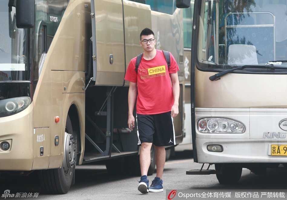 中法男篮宜兴对抗赛前瞻:宫鲁鸣挂帅众将出征,逆转取胜显强队风范 郭艾伦运球高速推进反击,面对法国队的围追堵截,他眼神坚毅,试图在人缝中寻找传球或上篮的机会。