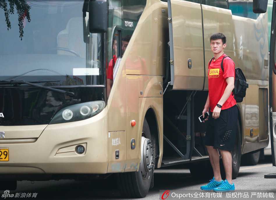 中法男篮宜兴对抗赛前瞻:宫鲁鸣挂帅众将出征,逆转取胜显强队风范 男篮将士抵达宜兴,易建联与周琦在队友簇拥下走出车站,神情轻松而坚定,仿佛对即将到来的对决胸有成竹。