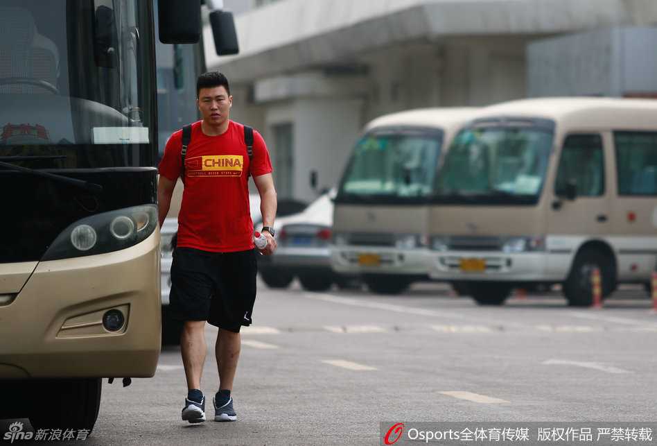 中法男篮宜兴对抗赛前瞻:宫鲁鸣挂帅众将出征,逆转取胜显强队风范 周琦在篮下伸出长臂,面对法国队中锋的强起上篮送出一记结结实实的大火锅,篮球被扇飞的瞬间全场沸腾。