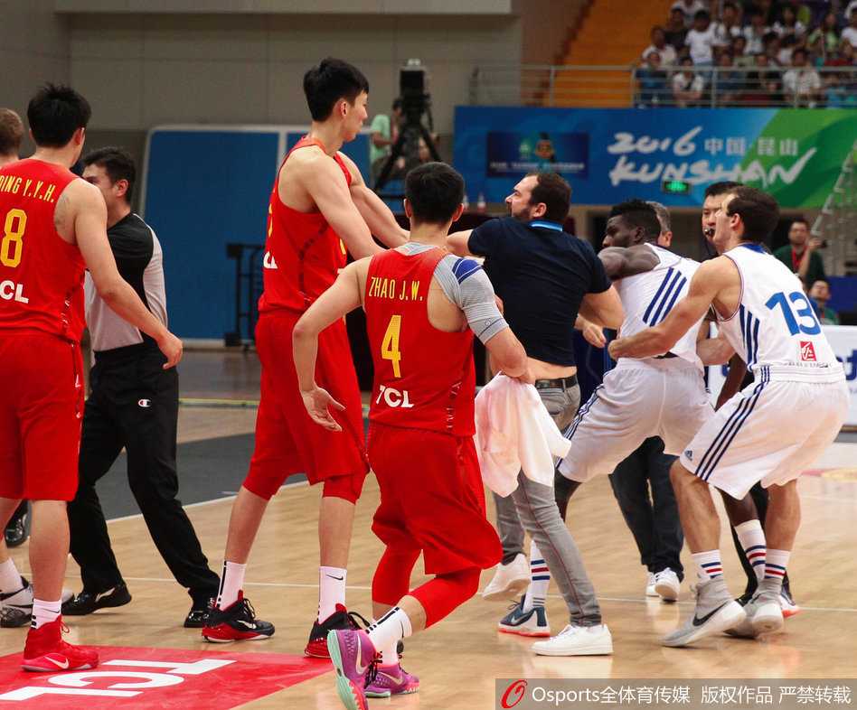 中国男篮队长周鹏在冲突中被对方球员紧紧锁住喉咙，表情痛苦，双方球员瞬间围成一团