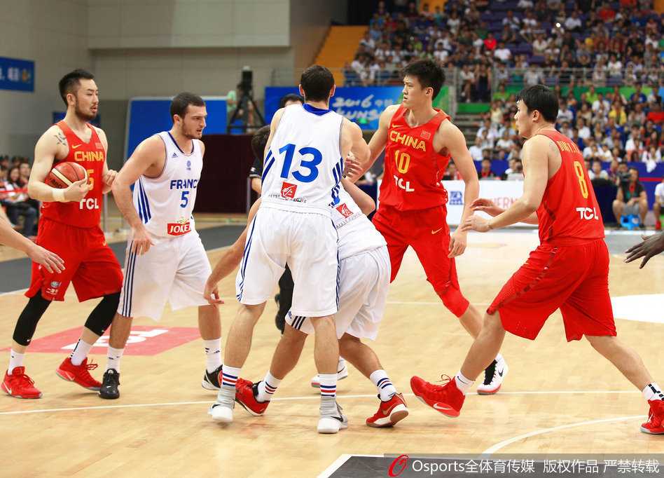 法国队球员围成一圈进行战术商讨，但每个人的脸上都写满了愤怒与不甘，退场风波后比赛气氛依旧紧张