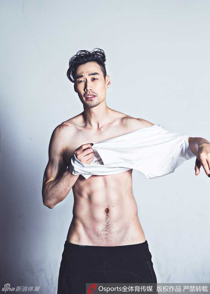 中网记忆:张帅的憾负与纳达尔的离别 纳达尔在比赛中奋力回球,他标志性的强力上旋球在灯光下划出一道优美的弧线