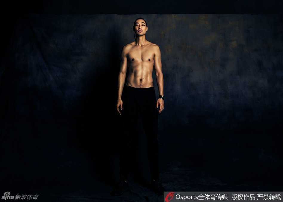 中网记忆:张帅的憾负与纳达尔的离别 穆雷在比赛中全神贯注,他正准备击球,眼神中透露出对胜利的渴望