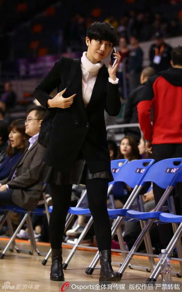 央视著名解说于嘉与资深体育媒体人马国力在场边热聊，背景是座无虚席的球场，他们的交流或许正关乎着中国篮球未来的传播与发展之路。