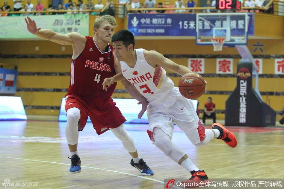 方硕加速突破的瞬间，身体压低如猎豹，左手娴熟地运球变向，防守球员被他闪电般的节奏变化甩在身后，只能目送他杀入内线。