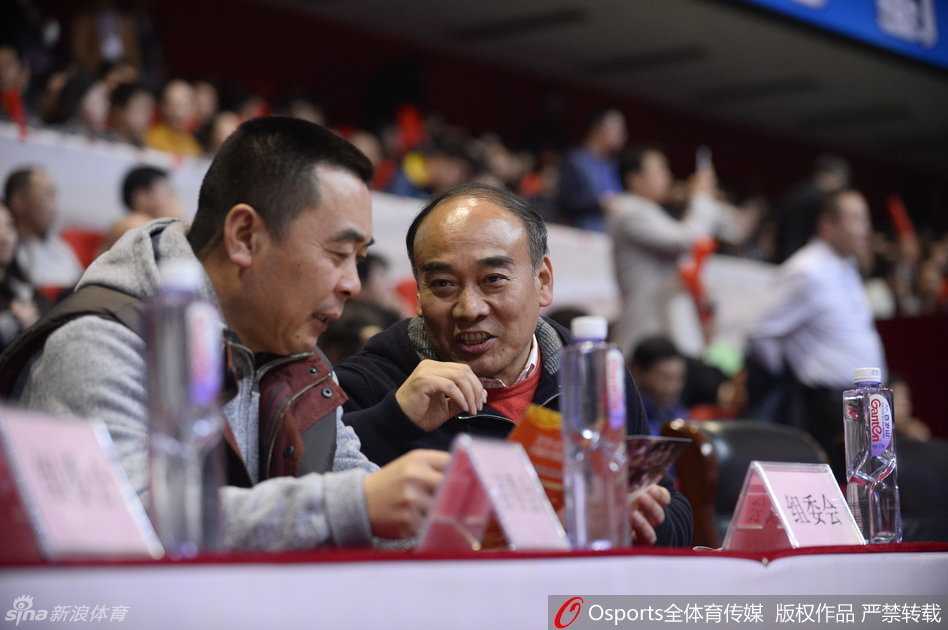 二零一六总决赛风云录 川辽大战背后的篮球推手 裁判哨响,比赛进入白热化阶段,四川队外援哈达迪在辽宁队内线多人包夹下强行起跳暴扣,现场相机闪光灯亮成一片,定格下这记霸气十足的进球瞬间