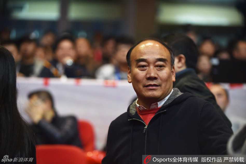 二零一六总决赛风云录 川辽大战背后的篮球推手 终场哨声即将吹响,比赛胜负已基本失去悬念,周仕强坐在场边眉头紧锁,目光深邃地望着场内。他深知胜利固然可喜,但球队在通往冠军的路上,还有无数硬仗要打,这份凝重的神情背后,是对胜利更深的渴望