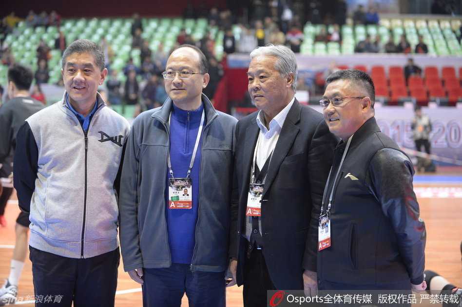 二零一六总决赛风云录 川辽大战背后的篮球推手 周仕强在球场通道内被热情的球迷团团围住,他面带微笑,耐心地为一位身穿四川队球衣的小球迷签名。无论球队成绩如何起伏,这位老板始终是成都球市最坚实的后盾,深受球迷爱戴