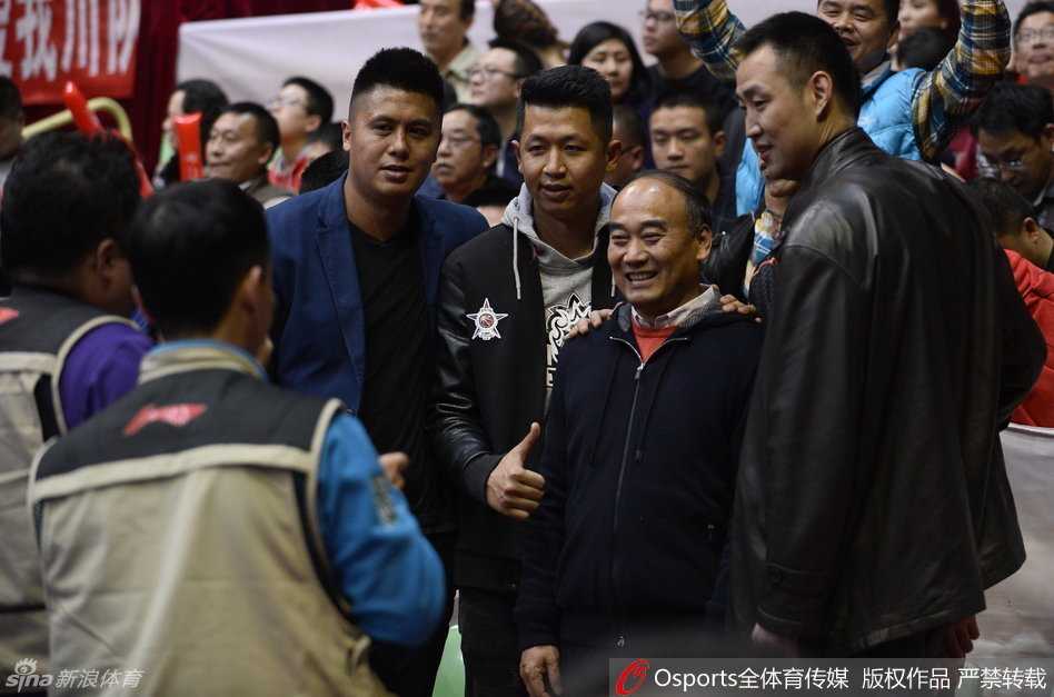 二零一六总决赛风云录 川辽大战背后的篮球推手 辽宁队外援哈德森在四川队严密的三人合围中强行突破,他咬紧牙关,眼神坚毅,试图撕裂对手的防线,身后的记分牌显示着两队焦灼的比分