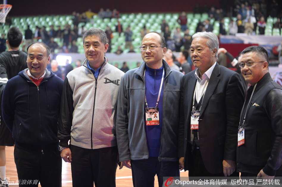二零一六总决赛风云录 川辽大战背后的篮球推手 在四川队主场喧嚣的观众席包厢内,时任CBA联赛办公室主任张雄(左)与被誉为“央五教父”的马国力(中)神情专注,四川队老板周仕强(右)侧身观望,三人共同注视着场上瞬息万变的战局,他们的神态各异,却都牵动着中国篮球的神经