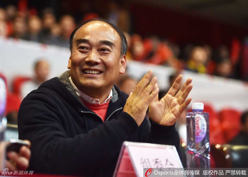 二零一六总决赛风云录 川辽大战背后的篮球推手 赛场边的贵宾席上,四川金强老板周仕强与身旁的友人侧身热聊。他一手创办了金强俱乐部,并将这支队伍视作自己的孩子,即使在紧张的总决赛期间,他依然保持着与各界人士的交流,探讨着球队与联赛的未来