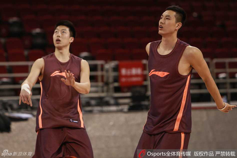 五棵松的午后,首钢将士备战正酣 翟晓川正在进行赛前拉伸,表情专注而投入,每一个细节都体现着他对自己身体的严格管理。