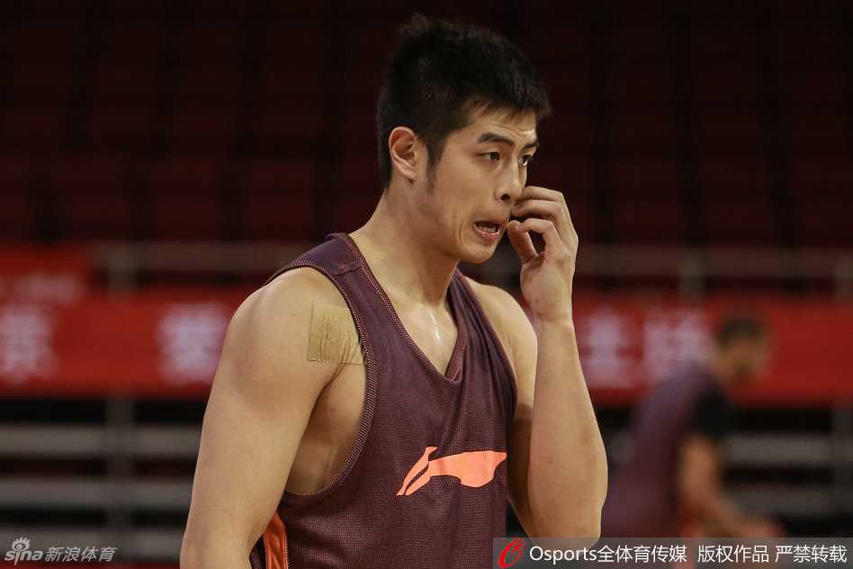 五棵松的午后,首钢将士备战正酣 年轻后卫方硕在训练间隙若有所思,眼神中带着一丝坚毅,似乎在思考如何在激烈的后卫竞争中站稳脚跟。