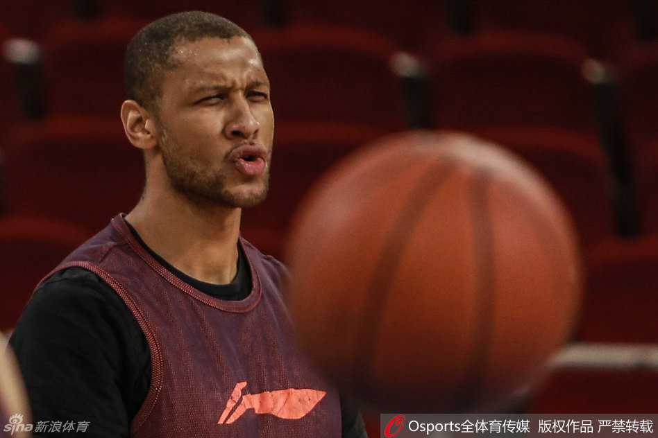 五棵松的午后,首钢将士备战正酣 老将张庆鹏坐在场边陷入沉思,神情严肃,仿佛在回味赛季的起伏,又或在谋划季后赛的杀招。