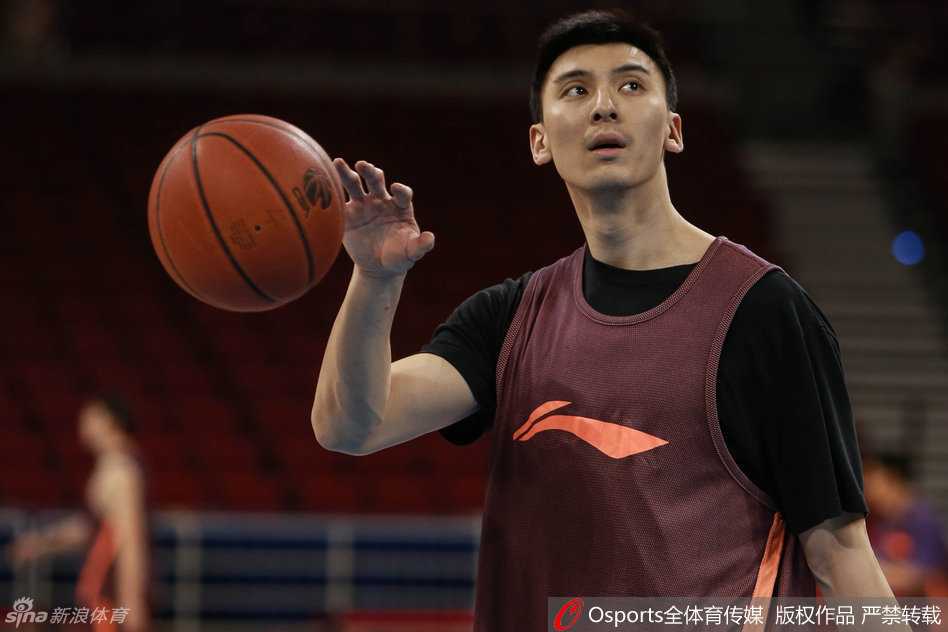 五棵松的午后,首钢将士备战正酣 莫里斯在罚球线附近进行投篮训练,动作标准如一,即使有伤在身,依然保持着高强度的训练节奏。