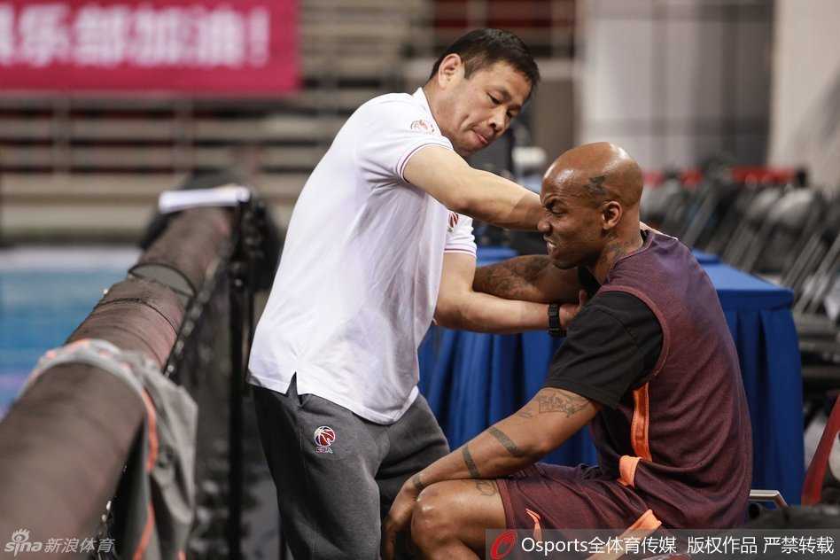 五棵松的午后,首钢将士备战正酣 北京队功勋外援马布里在场边接受队医的细致治疗,他神情专注,眼神中透露出对胜利的渴望与坚定。