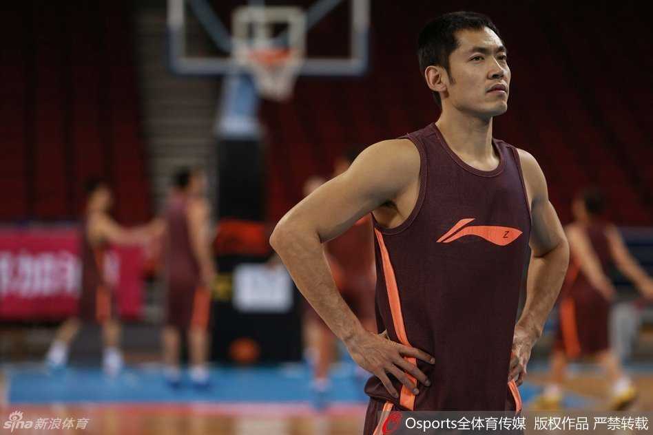 五棵松的午后,首钢将士备战正酣 大外援莫里斯在训练中难得露出搞怪表情,幽默感十足,展现了北京队轻松融洽的队内氛围。