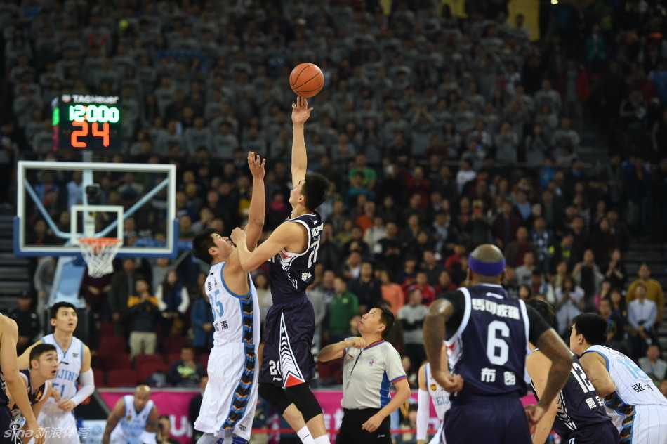 面对北京队的疯狂反扑，深圳队主帅在场边情绪激动地摊开双手，不停对着技术台大声理论，即便领到技术犯规也无法平息他心中的怒火。