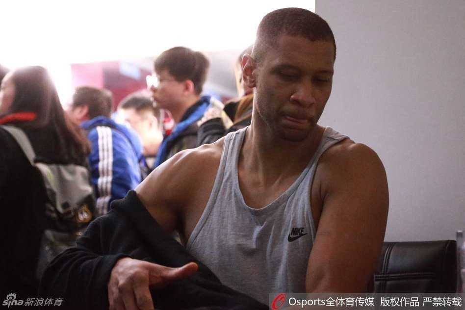 莫里斯面色沉重，他紧咬着牙关，尽管数据依然可观，但面对布莱切的狂暴表现，内心的挫败感难以掩饰。