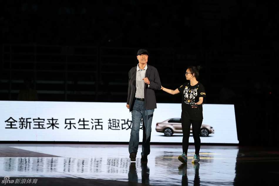 年轻国手翟晓川在场上奋力拼抢，他的眼中闪烁着对胜利的渴望。站在前辈们战斗过的地方，新一代球员正用实际行动接过前辈的旗帜，为中国篮球的荣誉而战。