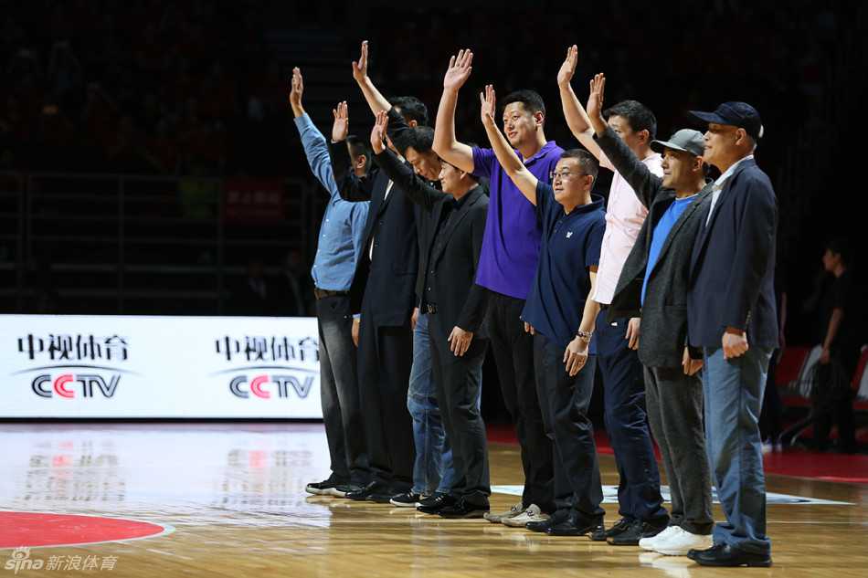 战神刘玉栋与恩师宫鲁鸣在五棵松深情相拥，两代篮球人的手紧紧握在一起，岁月在脸庞留下痕迹，却带不走那份共同战斗过的深厚情谊。