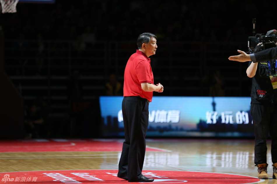 中国女篮传奇中锋郑海霞现身看台，她面带微笑专注观战，那高大的身影曾是世界篮坛的传奇，如今她作为前辈，默默关注着后辈们的成长。