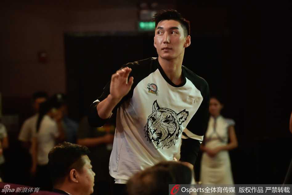 抽签结果尘埃落定，大屏幕上清晰展示着分组对阵形势，这标志着新一届亚俱杯的征程即将正式开启