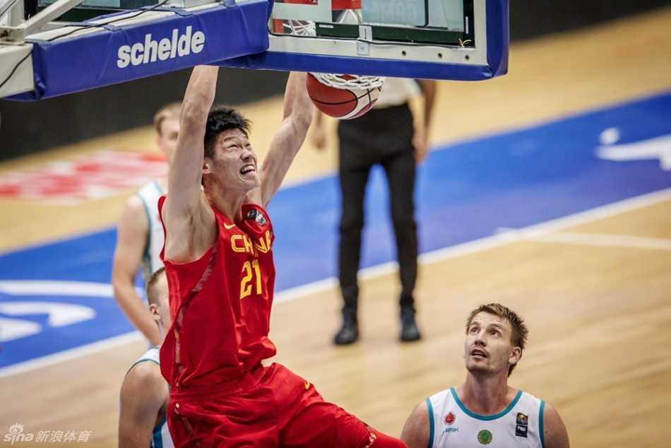 贺天举在空中稳稳出手跳投，眼神专注，展现出一名顶级射手在关键时刻的冷静与自信。