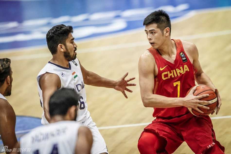 印度队核心球员辛格面对中国国奥队防守，强势突破上篮，他在本场比赛中予取予求，成为球队爆冷获胜的关键。