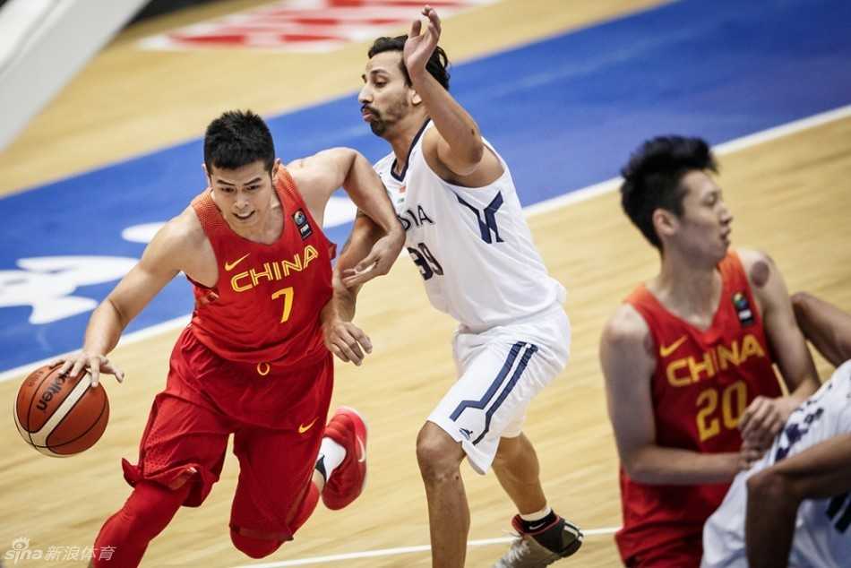 内线悍将邹雨宸高高跃起，双臂大力灌框，用标志性的暴扣点燃了全场观众的激情，提振了球队的士气。