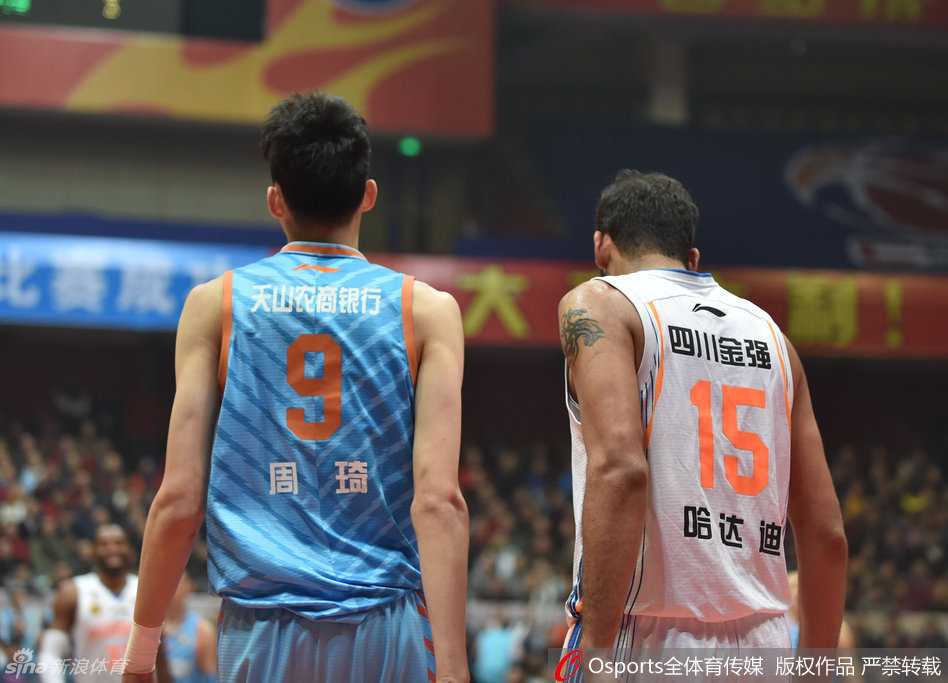 古德洛克在赛前开场仪式上搞怪，试图用滑稽的动作缓解紧张气氛，逗乐了身边的队友。