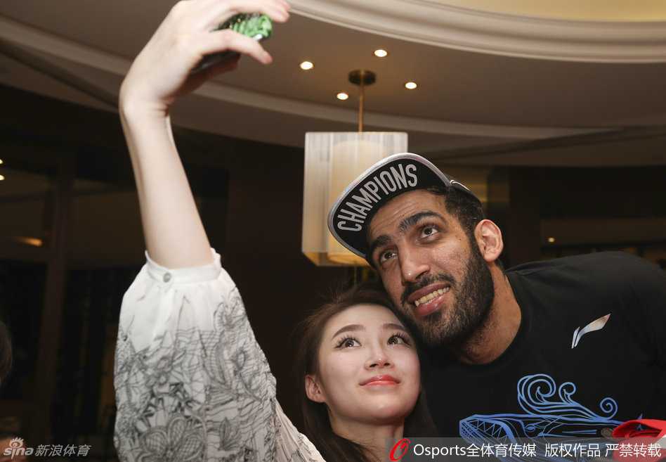 哈达迪在登机口前露出憨厚的笑容，他手持护照和机票，正准备踏上返回德黑兰的漫长旅程。