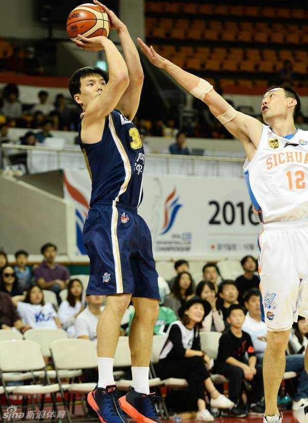 四川队哈里斯在对方的严密包夹下强行起跳投篮，身体在空中失去平衡，但他依然努力将球投向篮筐，展现出极强的个人能力。