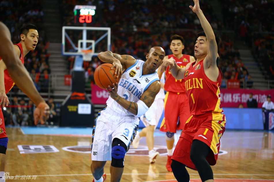 京华烟云首钢魂 莫里斯雷霆万钧扣,内线霸主谁能挡