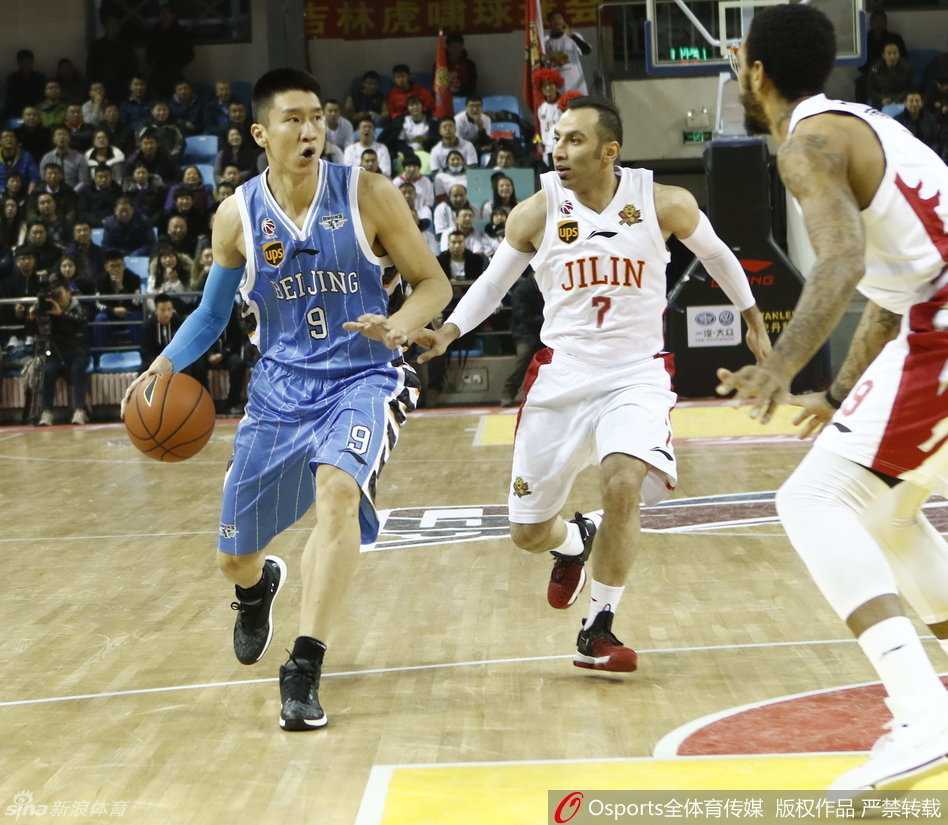 球队灵魂斯蒂芬·马布里眼神坚毅，面对吉林队多人包夹防守，依然闲庭信步般组织着北京队的每一次进攻。